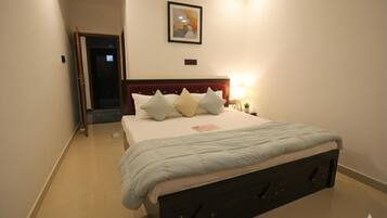 In-room safe, desk, laptop workspace, free WiFi