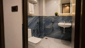 Un baño moderno con inodoro, ducha y lavamanos.