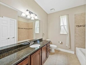 Jetted bath, hair dryer, towels, soap - Spacious 5BR Home on 1 Acre with Koi Pond, Pool Table Near Tampa & I-4 (Seffner)