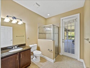 Jetted bath, hair dryer, towels, soap - Spacious 5BR Home on 1 Acre with Koi Pond, Pool Table Near Tampa & I-4 (Seffner)