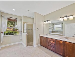 Jetted bath, hair dryer, towels, soap - Spacious 5BR Home on 1 Acre with Koi Pond, Pool Table Near Tampa & I-4 (Seffner)