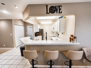 Interior - Clear View Condo 2-bed/bath condo Lake Ozark with 2 pools/tennis/gym/boat slip (Lake Ozark)