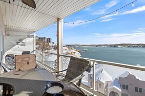 Outdoor dining - Clear View Condo 2-bed/bath condo Lake Ozark with 2 pools/tennis/gym/boat slip (Lake Ozark)