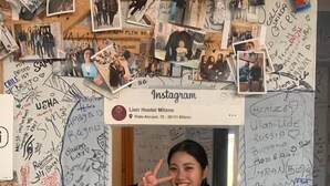 Un muro con diverse scritte e fotografie, tra cui un post centrale di Instagram.