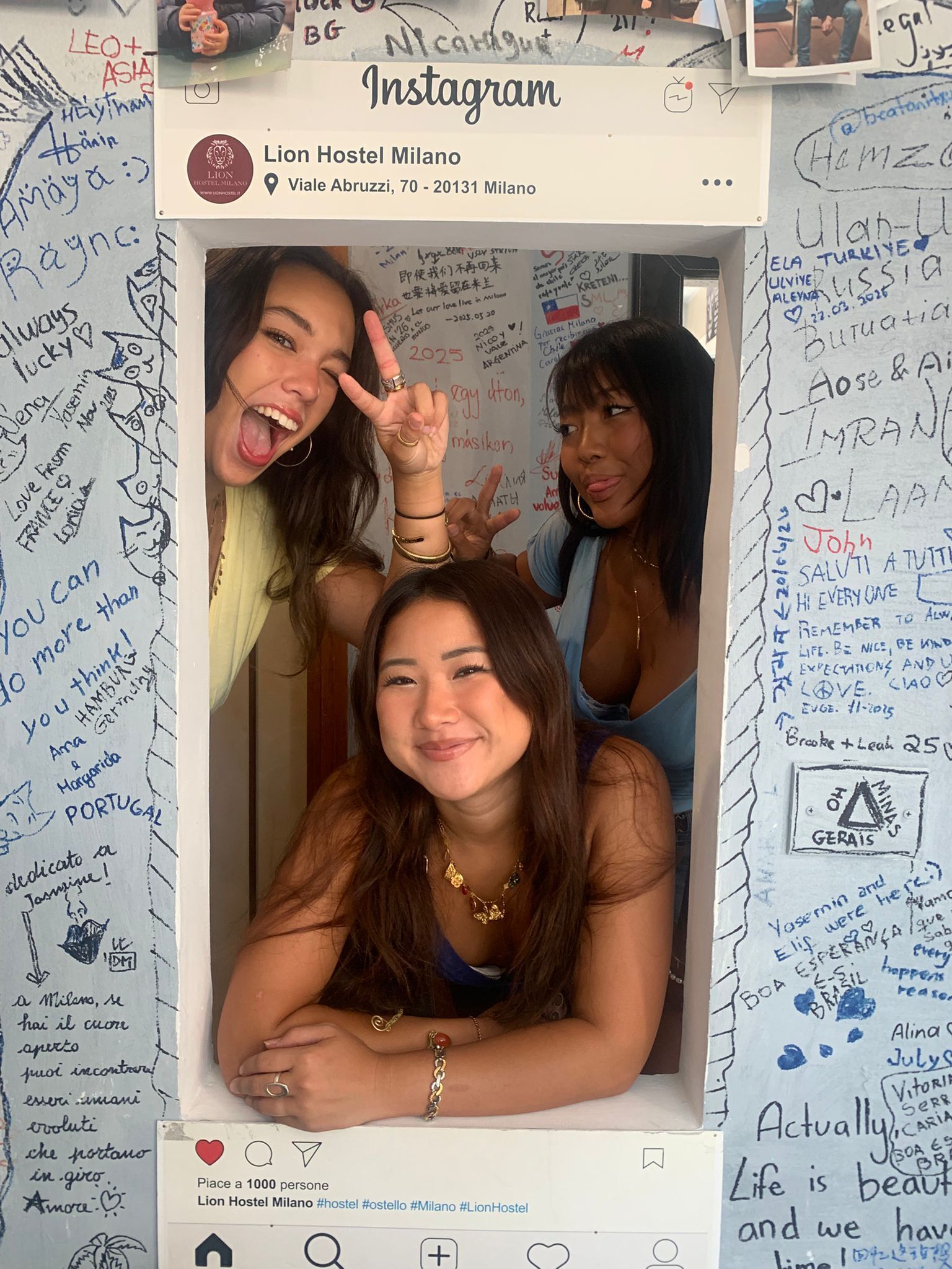 Publicación en redes sociales de Lion Hostel Milano con una pared cubierta de notas y dibujos escritos a mano.