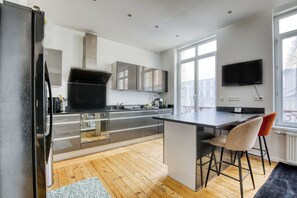 Private kitchen - In the heart of downtown Saint-Quentin -7 sleeps- 3 bedrooms -150 m2 (Saint-Quentin)