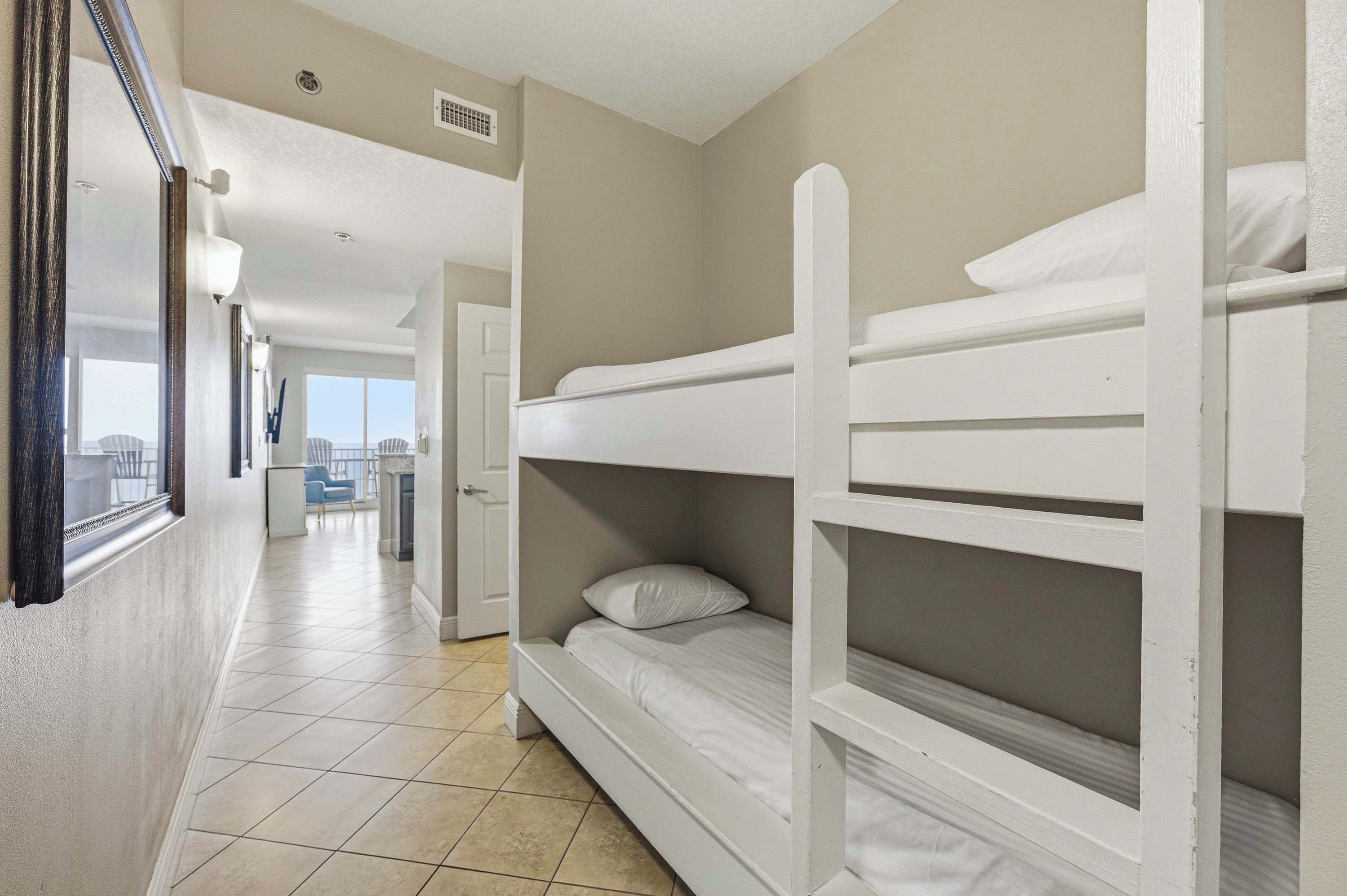 Habitación con literas y vistas al balcón, además de un rincón de estar independiente.