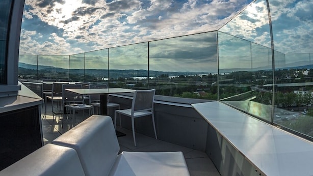 A modern outdoor seating area with a clear view of the landscape. - aquaTurm Hotel GmbH (Radolfzell am Bodensee)