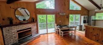 Wonderful 3-bedroom house in Gilford-Hot tub, Lake, Skiing, BankNH Pavilion!