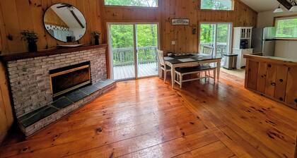Wonderful 3-bedroom house in Gilford-Hot tub, Lake, Skiing, BankNH Pavilion!