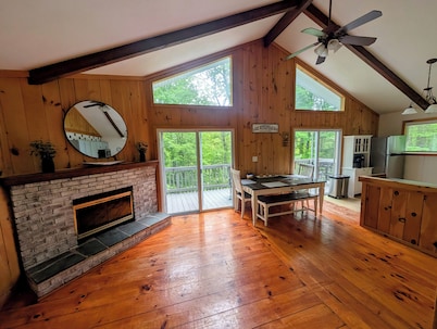 Wonderful 3-bedroom house in Gilford-Hot tub, Lake, Skiing, BankNH Pavilion!