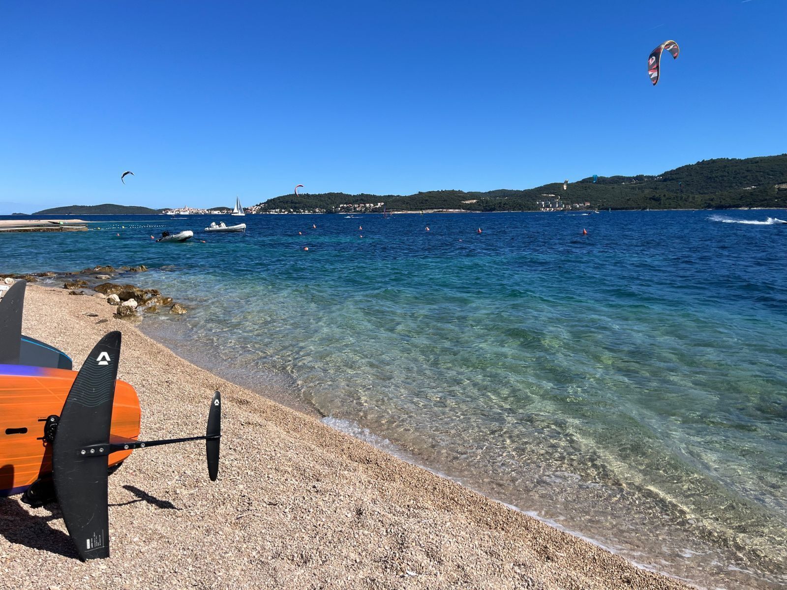 Ligstoelen aan het strand