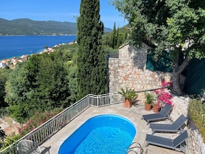 A swimming pool with a stone wall and a view of the sea. - Villa Carlotta | Sea view, pool & large terrace above Viganj (Kuciste)