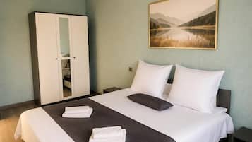 Quarto quádruplo luxo, 1 cama Queen e sofá-cama, vista para a montanha | Ferros/tábuas de passar roupa, Wi-Fi de cortesia