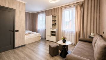 Habitación cuádruple Deluxe, 1 cama de matrimonio con sofá cama, vistas a la montaña | Tabla de planchar con plancha y wifi gratis
