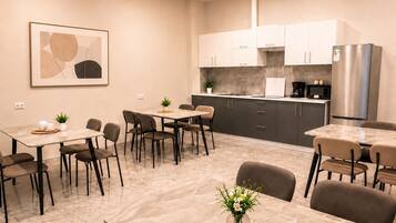 Deluxe Quadruple Room, 1 Queen Bed with Sofa bed, Mountain View | Shared kitchen | Full-size fridge, microwave, oven, stovetop