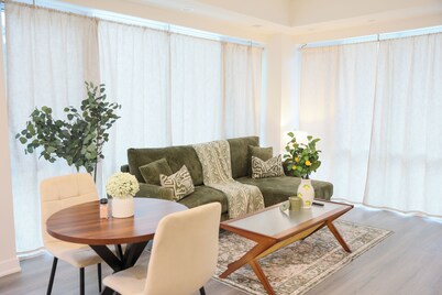 The Soft Yellow Stay | 20 Mins to Downtown Toronto