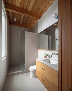 Douche, serviettes fournies, papier toilette