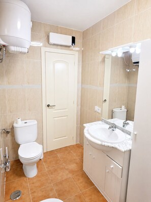 Doccia, bidet, asciugamani, sapone