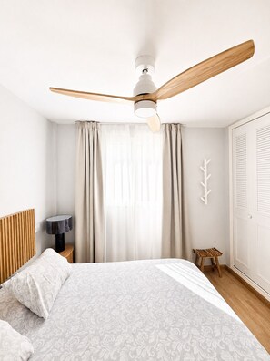 Tabla de planchar con plancha, internet y ropa de cama