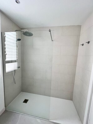 Haartrockner, Handtücher, Toilettenpapier