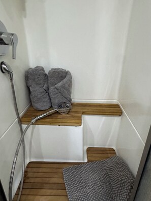 Shower, hair dryer, towels, soap - Luxury Airstream Retreat with Fire Pit & French Breakfast (Concord)