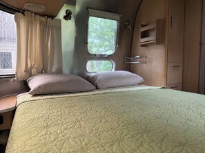 1 bedroom, WiFi, bed sheets - Luxury Airstream Retreat with Fire Pit & French Breakfast (Concord)