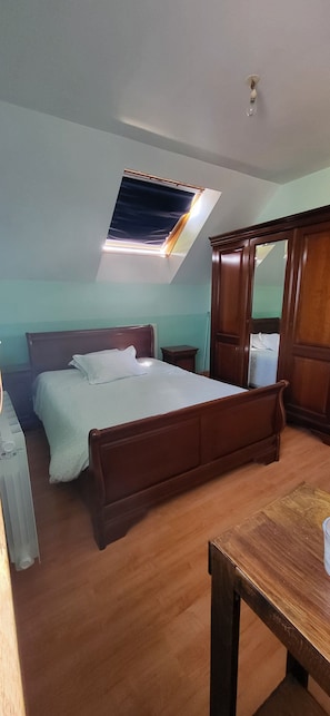 Tabla de planchar con plancha, Internet, ropa de cama