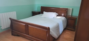 Tabla de planchar con plancha, internet y ropa de cama