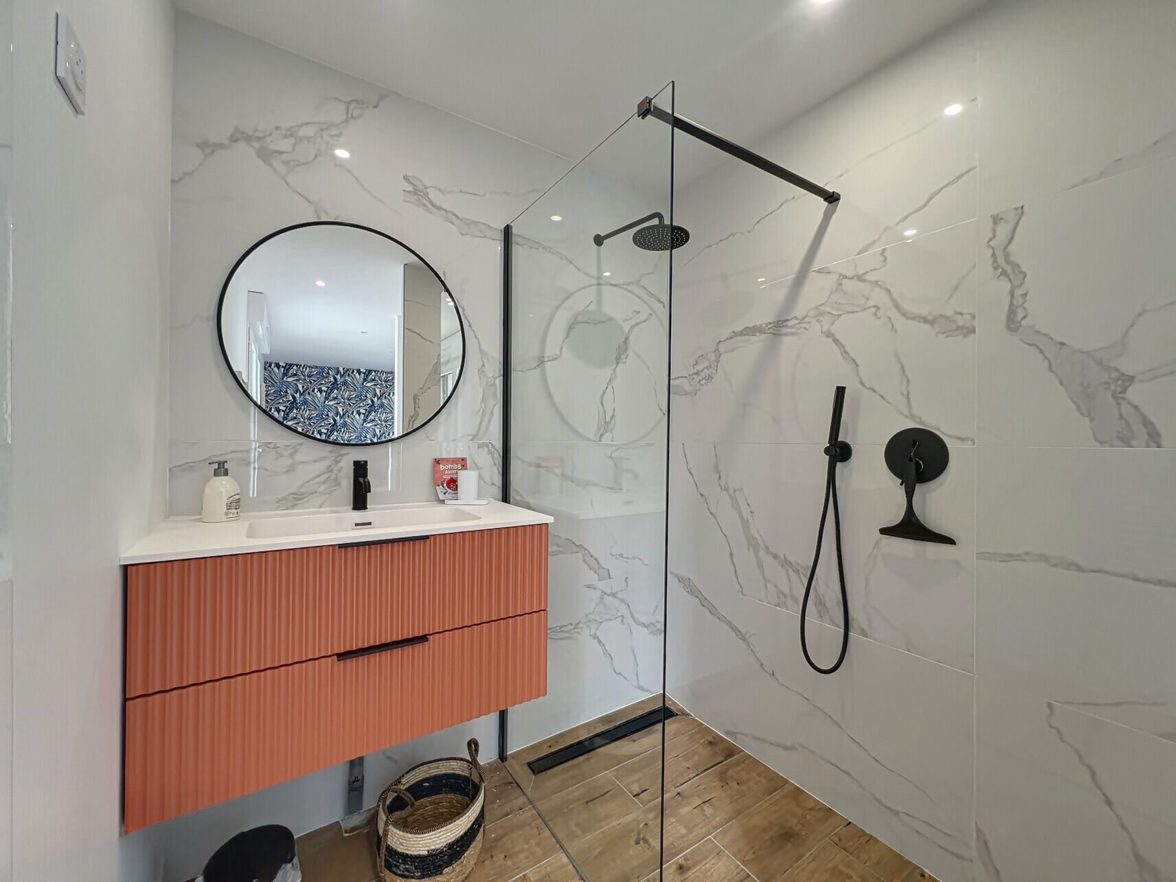 Sèche-cheveux, savon, papier toilette