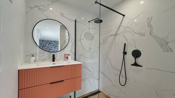 SĂšche-cheveux, savon, papier toilette