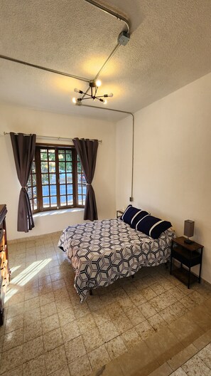 1 dormitorio, tabla de planchar con plancha, wifi y ropa de cama