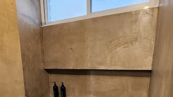 Douche, serviettes fournies, savon, papier toilette