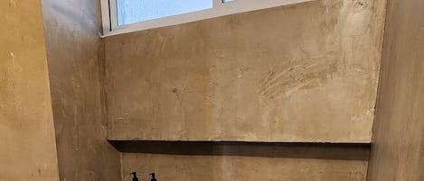 シャワー、タオル、石鹸、トイレットペーパー
