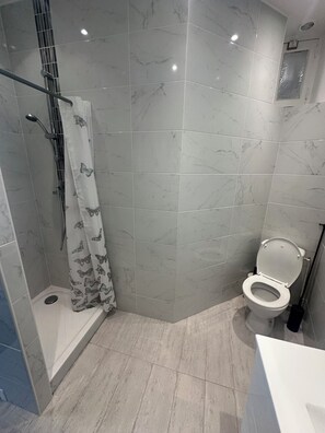 Bruser, hårtørrer, Sæbe, Toiletpapir