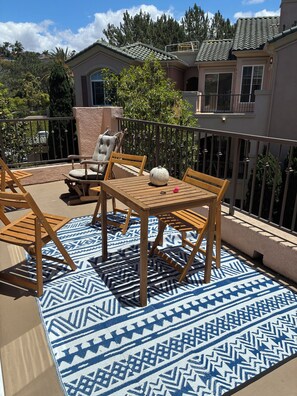 Outdoor dining - Furnished 2BR/2BA in Torrey Hills - Pool, Gym, Movie Theater, 3.5mi to UCSD (San Diego)