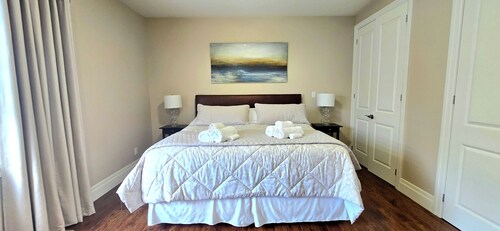 Spacious Doon Retreat | Sleeps 8 | Private Yard | Near 401