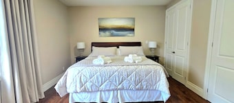 Spacious Doon Retreat | Sleeps 8 | Private Yard | Near 401