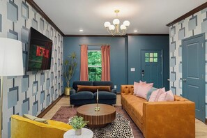 Ein Wohnzimmer mit einer Couch, einem Sessel und einem Couchtisch.