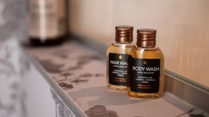 Two bottles of body wash and hair wash on a shelf. - La Torre Belgirate - Luxury Rooms - Camelia - By Guestaly (Belgirate)
