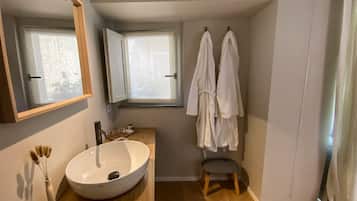 Doccia, bidet, asciugamani, carta igienica