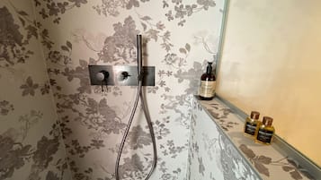 Doccia, bidet, asciugamani, carta igienica