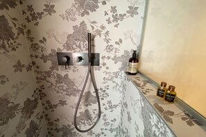Ducha, bidé, toallas y papel higiénico