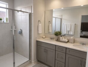 Hair dryer, towels, soap, toilet paper - Vrbo Property (Kissimmee)