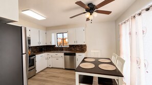 Fridge, microwave, oven, stovetop - Karl's Place (Waldport)