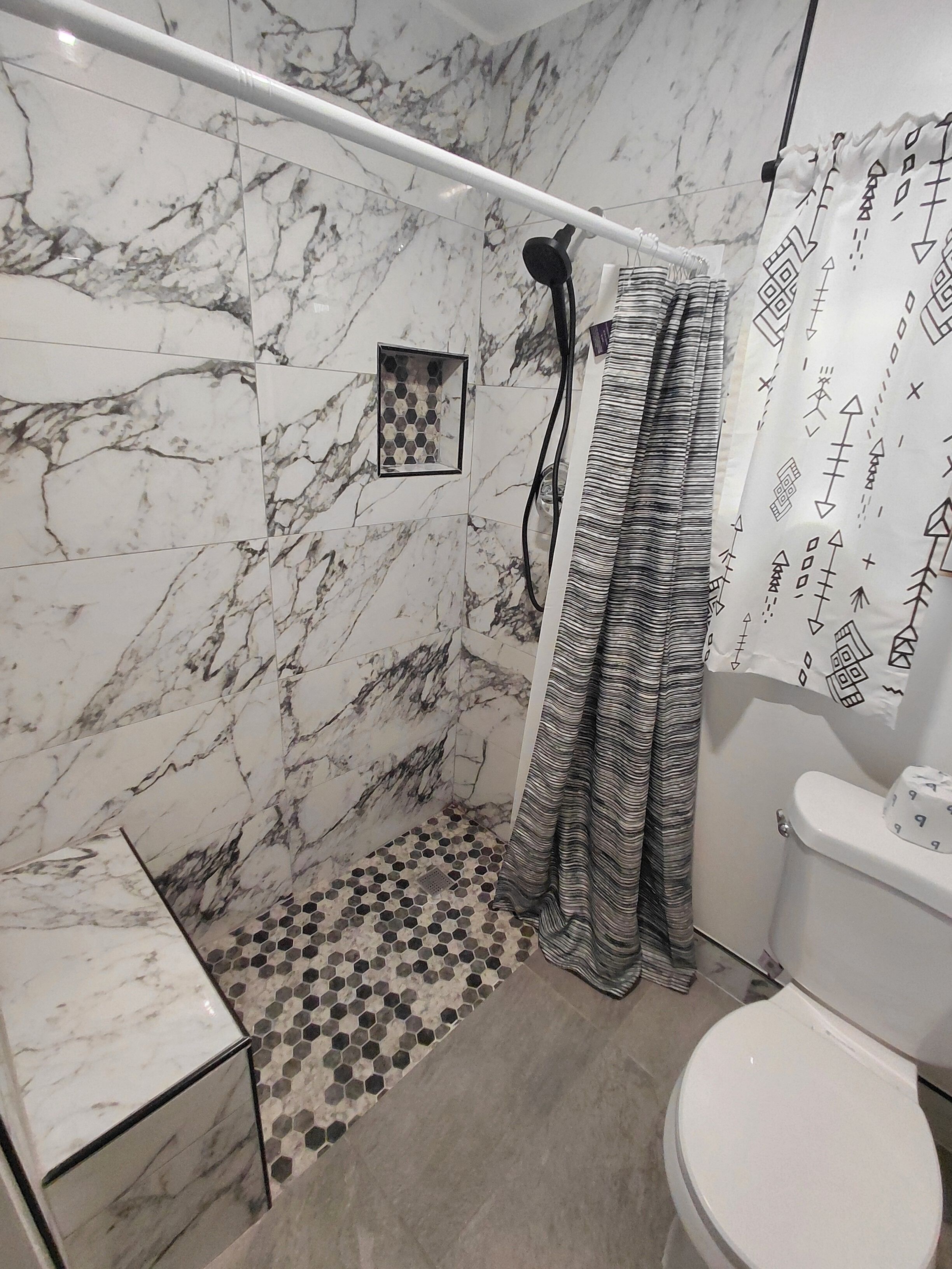 Dusche, Haartrockner, Handtücher, Toilettenpapier