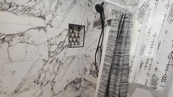Dusche, Haartrockner, Handtücher, Toilettenpapier