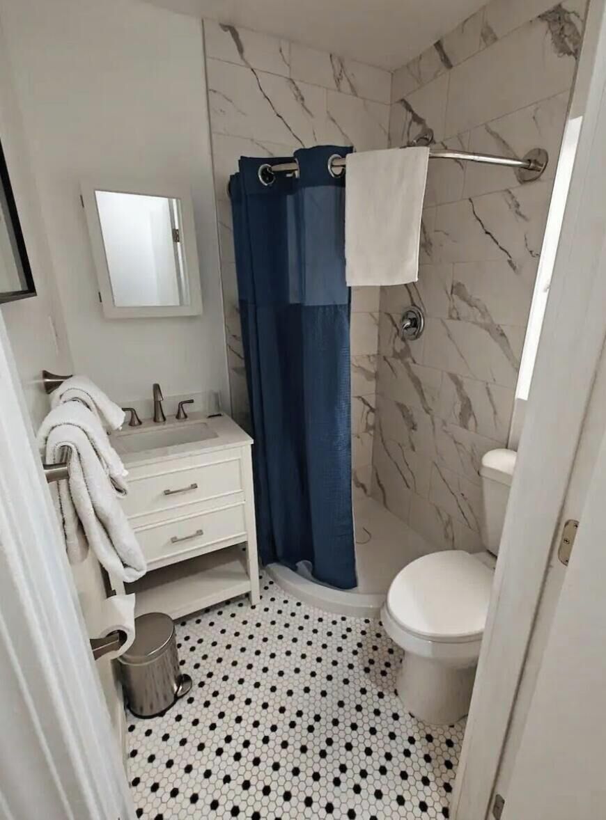 Ducha, secador de pelo, toallas, papel higiénico