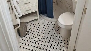 Dusche, Haartrockner, Handtücher, Toilettenpapier