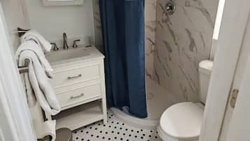 Ducha, secador de pelo, toallas, papel higiénico